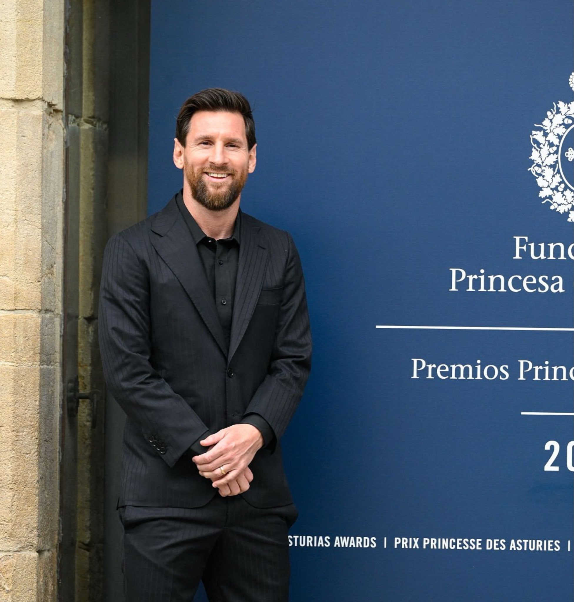 Lionel Messi awasili Hispania kupokea tuzo huku shabiki akidai kujijeruhi ili kumuona